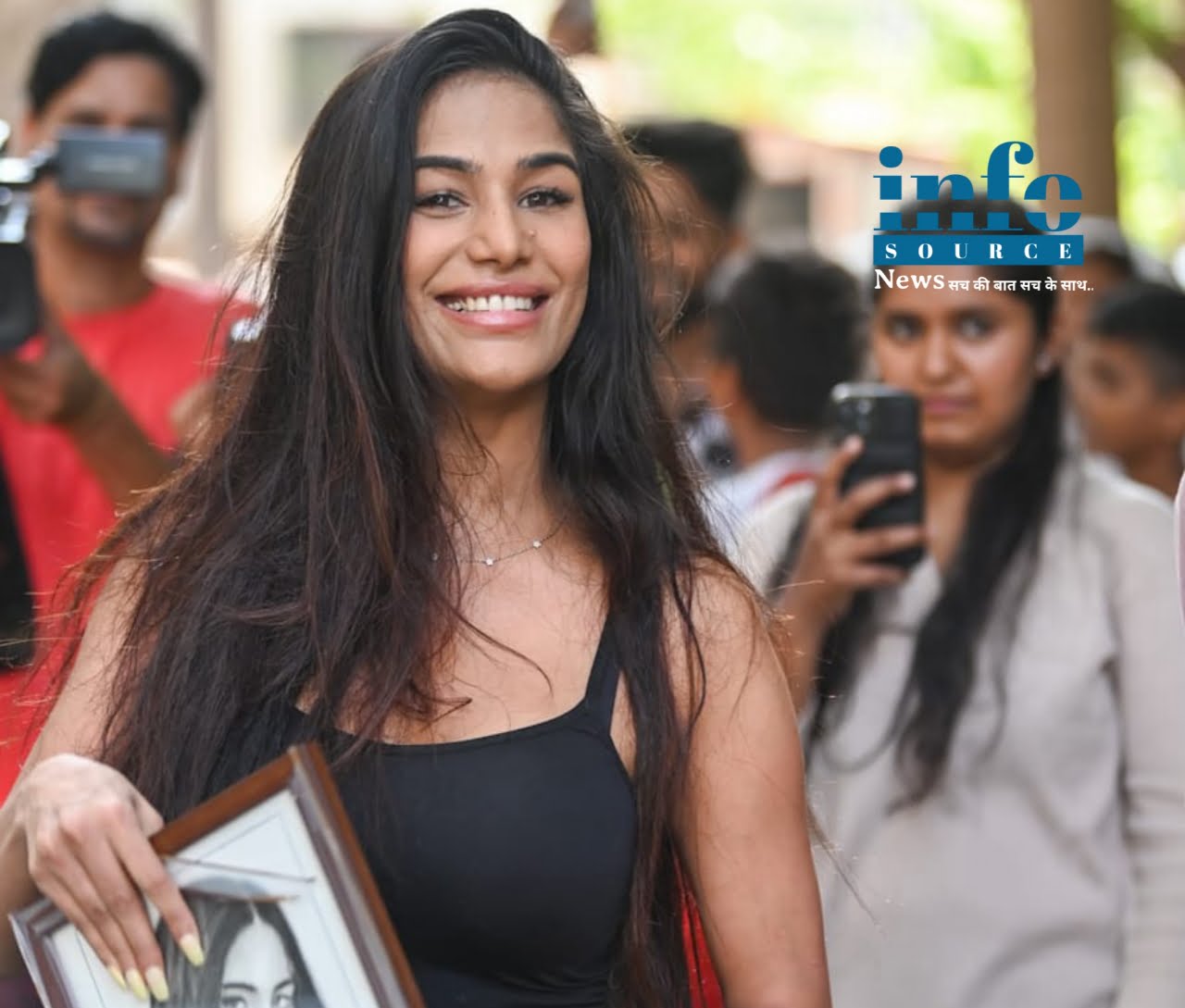 Poonam Pandey Overwhelmed by Fan's Heartfelt Hand-Drawn Portraits info source news